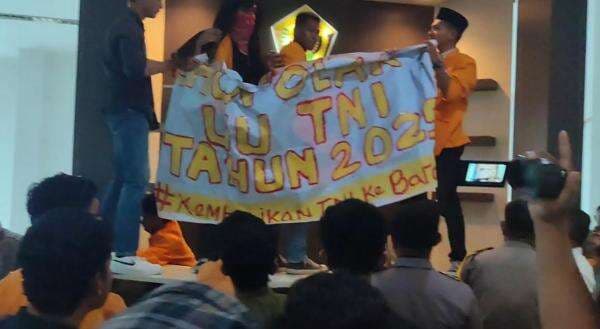 Tolak UU TNI, Aliansi BEM Se-Kota Kendari Segel DPRD Sultra