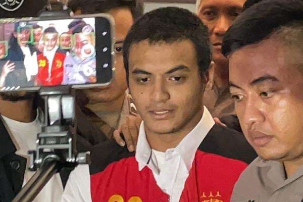 Disemangati Keluarga, Vadel Badjideh Full Senyum Jalani Sidang Kasus Asusila Anak