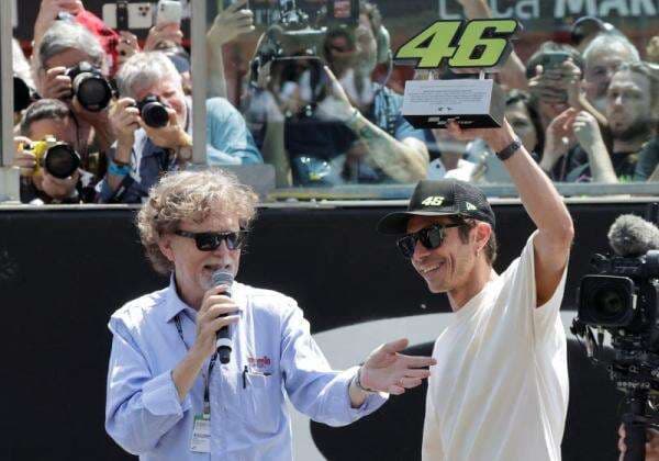 Kelebihan Sekaligus Sisi Buruk Valentino Rossi: Pintar Kendalikan Fans