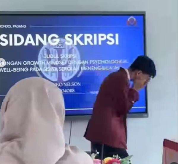Viral Mahasiswa Menangis Usai Sidang Skripsi, Dosen: Enggak Ada Larangan Cowok Nangis