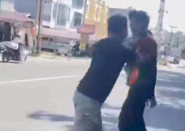 Gegara Uang Rp2 Ribu, Pengendara Mobil dan Juru Parkir Baku Hantam Gegara Uang Rp2 Ribu, Pengendara Mobil dan Juru Parkir Baku Hantam