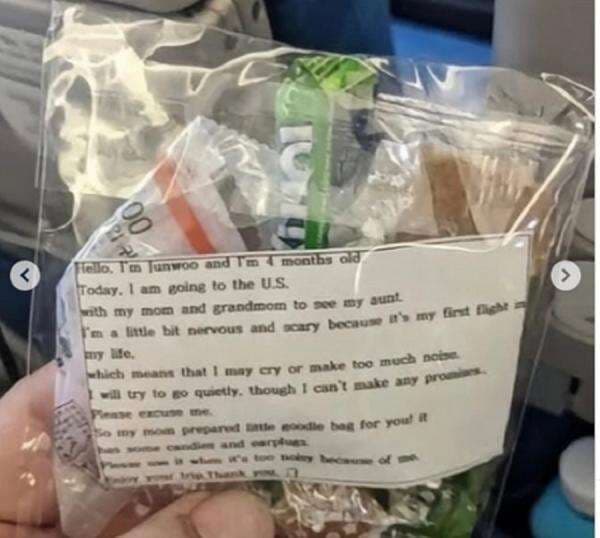 Takut Anaknya Rewel, Seorang Ibu Bagikan Penutup Telinga ke 200 Penumpang Pesawat