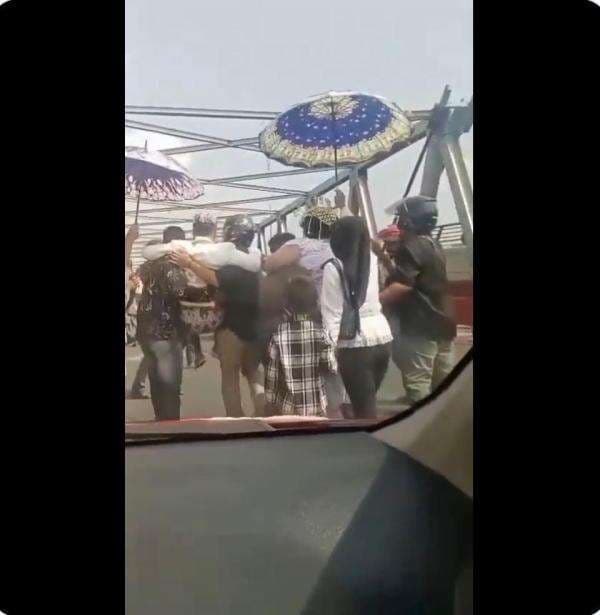 Viral! Pasangan Pengantin Digendong saat Melewati Kali Pemali, Mitosnya Biar Rumah Tangga Langgeng