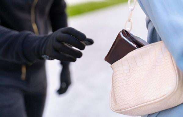 Viral Aksi Emak-Emak WNI Tangkap Copet di Paris, Pelaku Sampai Nyerah Balikin Dompet