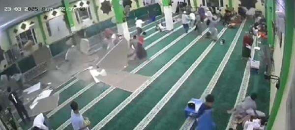 Viral! Plafon Masjid di Bekasi Ambruk, 4 Orang Jamaah Itikaf Jadi Korban