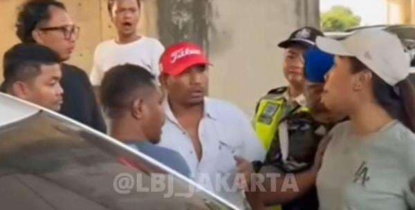 Viral! Debt Collector Ribut dengan Wanita Cantik saat Tarik Kendaraan di Stasiun Kereta Cepat Halim