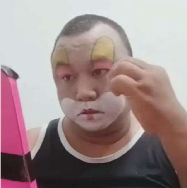 Viral Polisi Ini Punya Profesi Ganda, Jadi Badut Usai Pulang Kerja