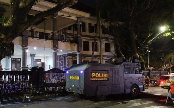 Massa Tolak UU TNI Bakar Gedung DPRD Malang, Sejumlah Demonstran Hilang!