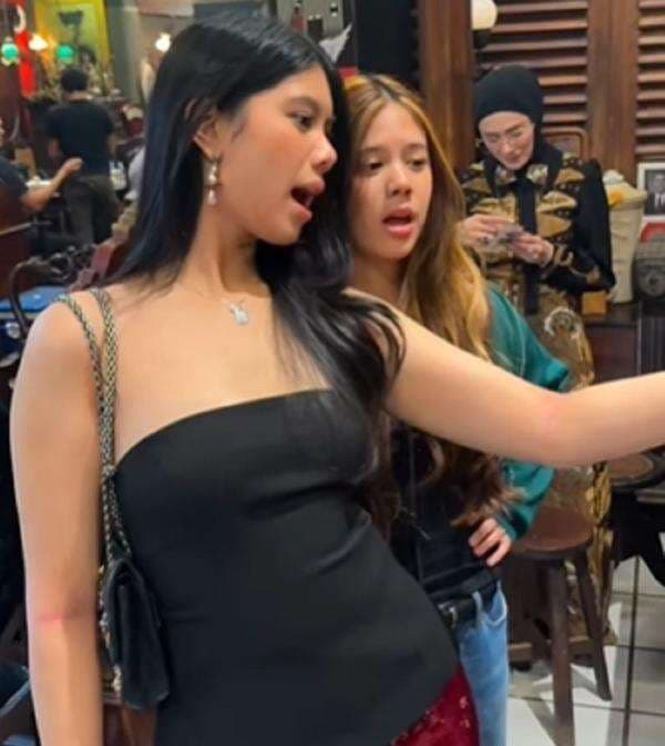 Momen Foto Bareng Aira Yudhoyono dan Shafeea Ahmad, Kayak Anak Kembar