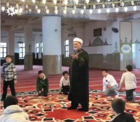 Viral Imam Masjid di Turki Ajak Anak-Anak Main Seusai Sholat, Tujuannya Mulia Banget