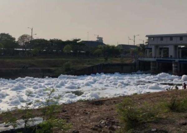 Viral Kali BKT Terkontaminasi Gumpalan Busa Limbah, Ini Kata Dinas LH DKI