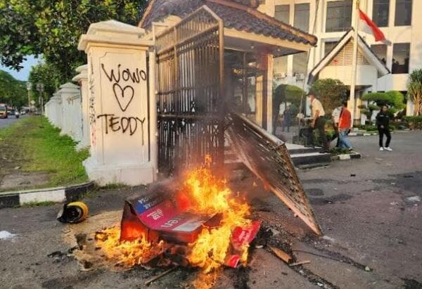 2 Mobil Polisi Dirusakdi Bekasi, Ada CoretanTolak RUU TNI dan Kata Kasar