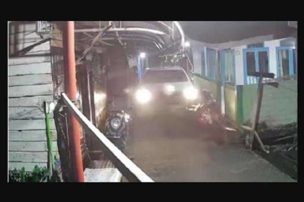 Video Viral Mobil Strada Tabrak 24 Motor dan 3 Rumah hingga Rusak di Samarinda