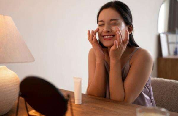 Apakah Es Batu Bisa Kecilkan Pori-Pori Wajah? Cek Faktanya