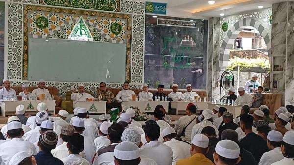 Wamenaker Bertemu Habib Habib Rizieq Sambil Dengarkan Ceramah Wamenaker Bertemu Habib Habib Rizieq Sambil Dengarkan Ceramah