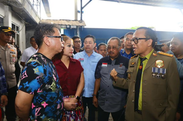 Sentil Perusahaan Diana, Wamenaker Tegaskan Perusahaan Dilarang Tahan Ijazah Pekerja