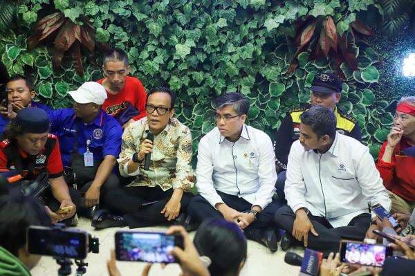 Prabowo Hapus Sistem Outsourcing, Wamenaker: Kalau Perintah Harus Dilakukan Prabowo Hapus Sistem Outsourcing, Wamenaker: Kalau Perintah Harus Dilakukan