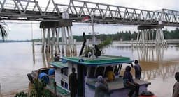 Warga Batanghari Tahan Kapal Penabrak Besi Jembatan Tembesi