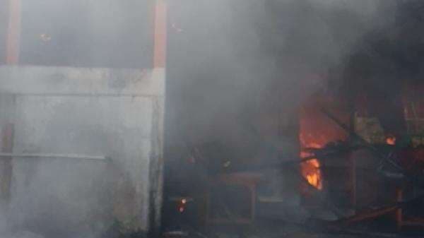 Warteg di Kebon Jeruk Jakbar Terbakar, 9 Unit Pemadam Dikerahkan Warteg di Kebon Jeruk Jakbar Terbakar, 9 Unit Pemadam Dikerahkan