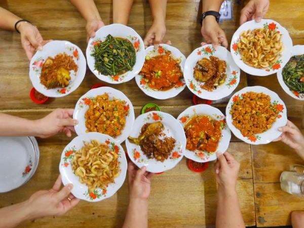 Cicip Menu Betawi, Warung Mak Dower Siap Menggoyang Lidah Anda!