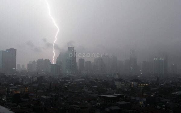 Waspada! Hujan Disertai Angin Kencang Intai Jakarta Hari Ini