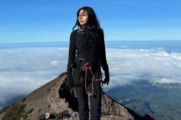 Wendy Walters Berambisi Taklukkan 7 Gunung Tertinggi di Indonesia Wendy Walters Berambisi Taklukkan 7 Gunung Tertinggi di Indonesia