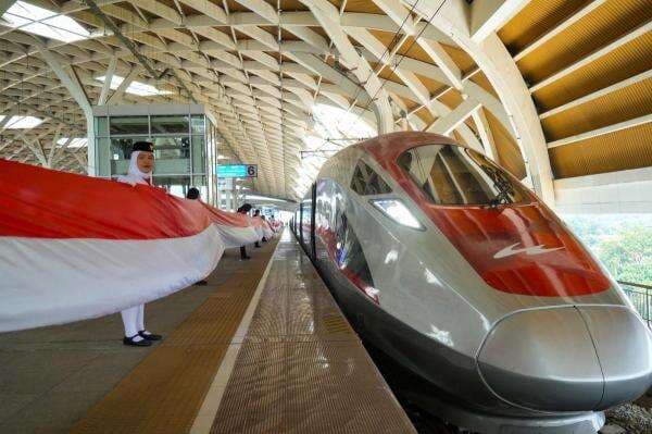 HUT ke-80 RI, Bendera Merah Putih Sepanjang 208 Meter Berkibar di Stasiun Whoosh Halim