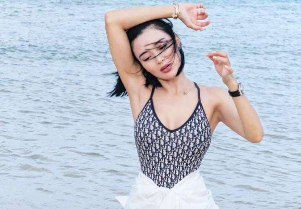Potret Wika Salim Liburan di Pantai dengan Tanktop Ketat, Seksi Menyala