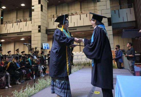 Wisudawati Ini Dapat 2 Gelar Magister Sekaligus dalam Sehari