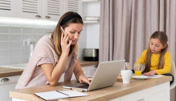 Merasa Lelah saat Mengurus Anak? Waspada Gejala Working Mom Burnout