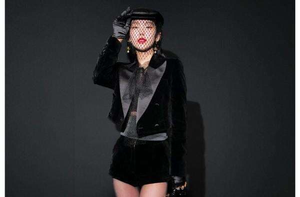 Funeral Look ala Yeji ITZY Sukses Pukau Milan Fashion Week