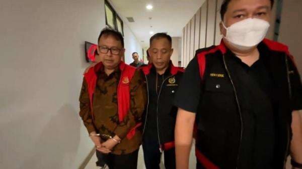 Tersangka Korupsi Kebun Binatang, Mantan Sekda Kota Bandung Ditahan di Rutan Kelas 1 Kebonwaru Tersangka Korupsi Kebun Binatang, Mantan Sekda Kota Bandung Ditahan di Rutan Kelas 1 Kebonwaru