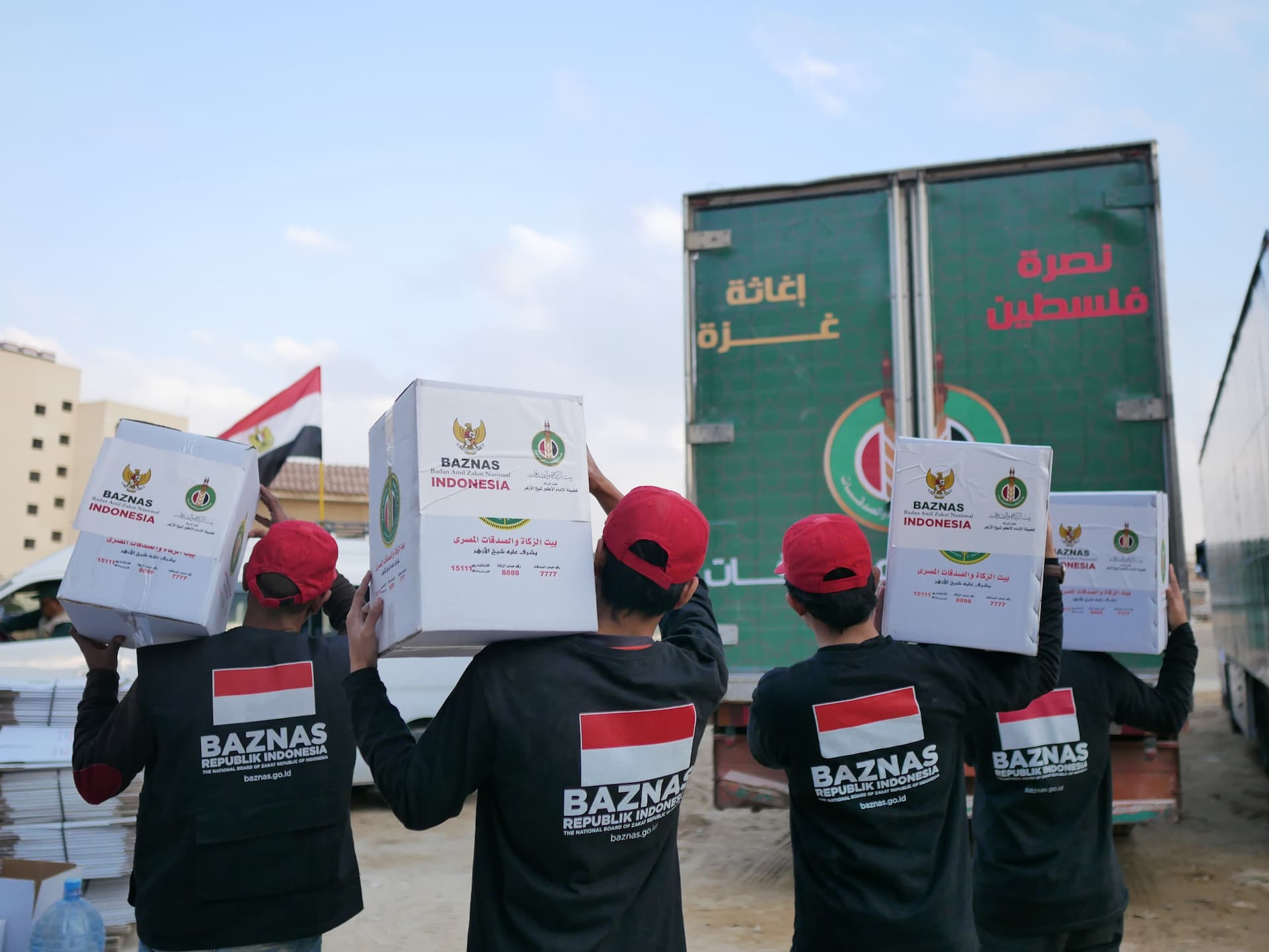 Bersama Bayt Zakat Wa As-Shadaqat Mesir, BAZNAS Kirim Tiga Truk Bantuan untuk Palestina