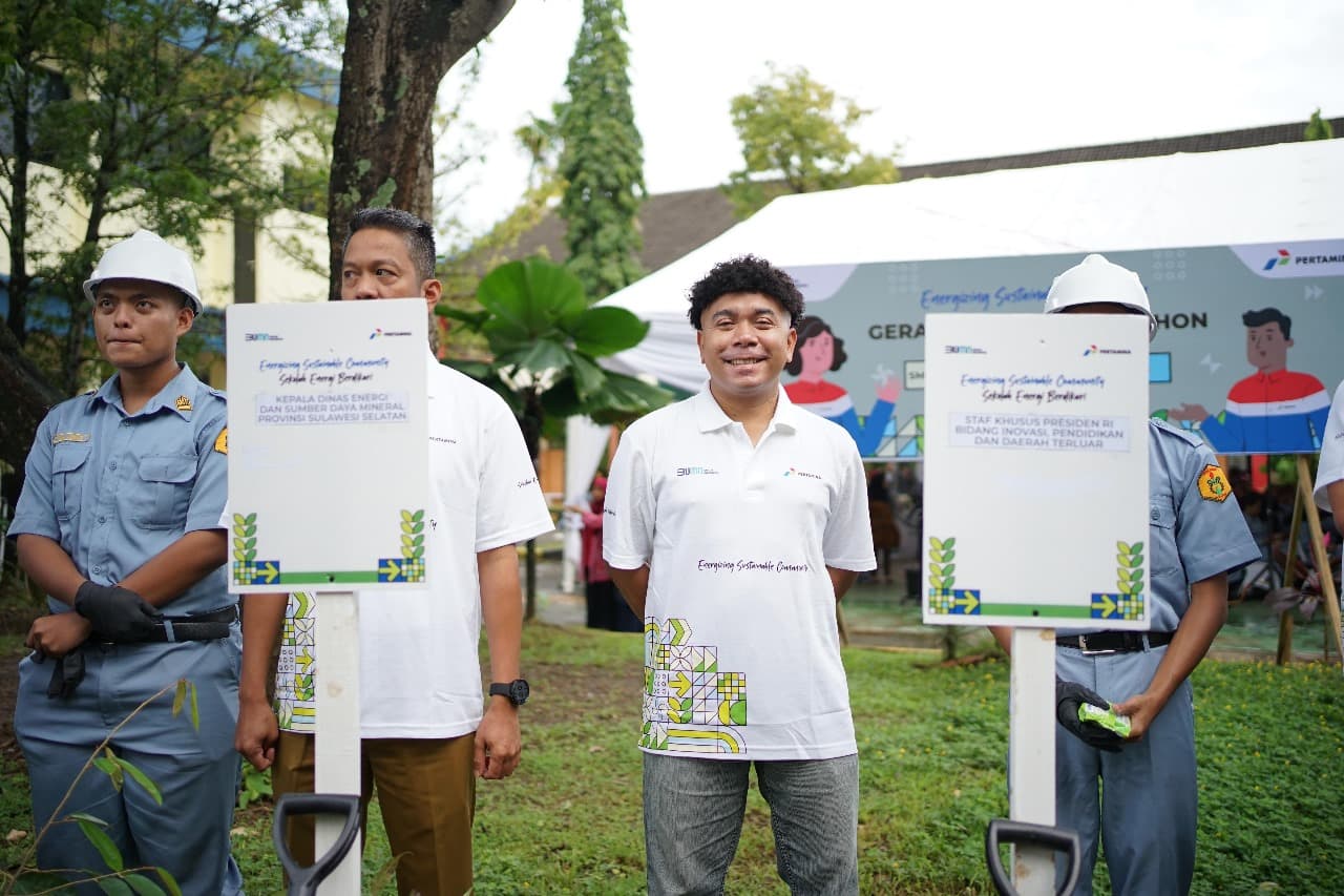 Billy Mambrasar dan Pertamina Pasang Instalasi Solar Panel di Sulawesi Selatan