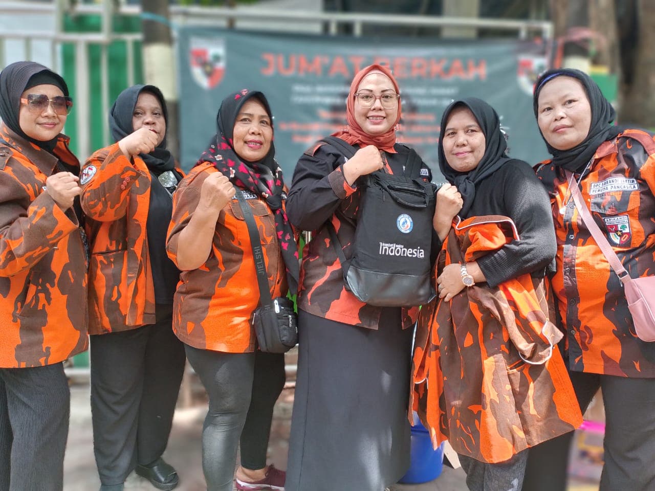 Jumat Berkah Srikandi Pemuda Pancasila untuk Masyarakat Sekitar