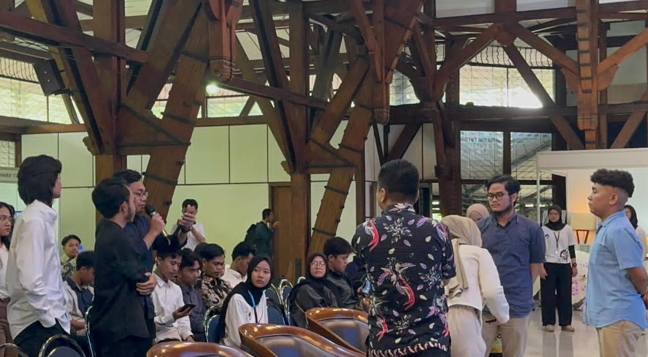 Mahasiswa ITB Demo di depan Stafsus Presiden Billy Mambrasar terkait Kenaikan UKT