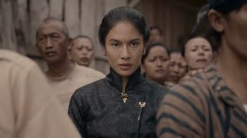 Sudah Rilis, Intip Outfit Unik dan Serba Hitam Ala Dian Sastro di “Gadis Kretek” Sudah Rilis, Intip Outfit Unik dan Serba Hitam Ala Dian Sastro di “Gadis Kretek”