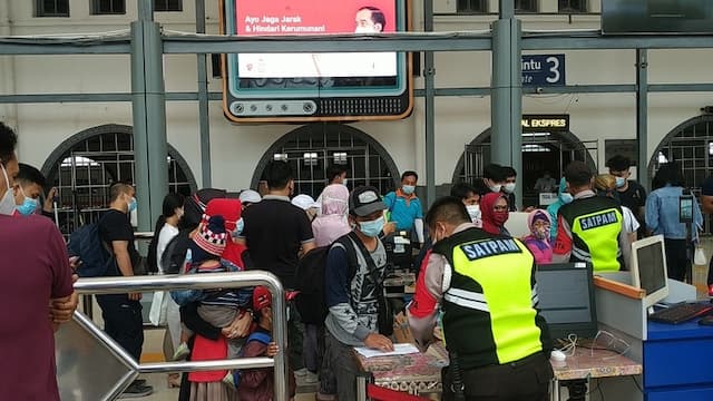 KAI Prediksi Puncak Arus Mudik Besok, 51 Ribu Penumpang Tinggalkan Jakarta KAI Prediksi Puncak Arus Mudik Besok, 51 Ribu Penumpang Tinggalkan Jakarta