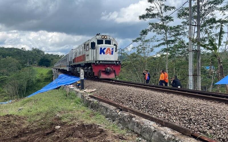 Aksi Pemasangan Batu di Wesel Stasiun Bekasi, KAI Ingatkan Ancaman Pidana 15 Tahun Aksi Pemasangan Batu di Wesel Stasiun Bekasi, KAI Ingatkan Ancaman Pidana 15 Tahun