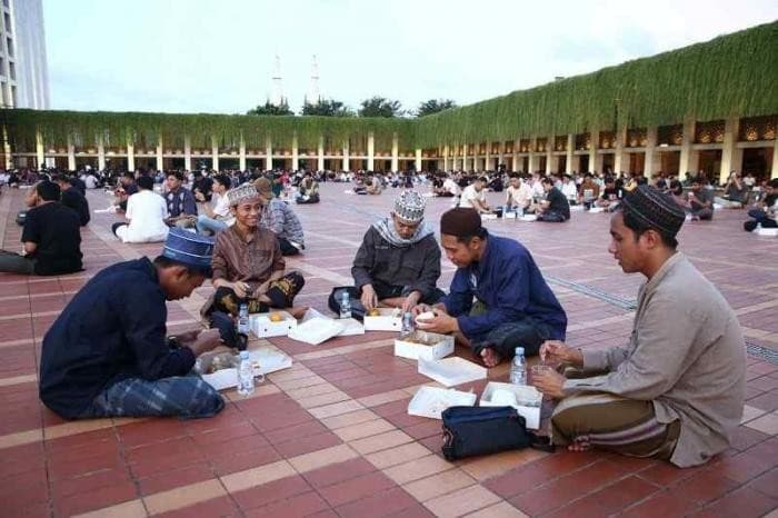 Masjid Istiqlal Sediakan Takjil untuk Ribuan Jamaah Selama Ramadan Masjid Istiqlal Sediakan Takjil untuk Ribuan Jamaah Selama Ramadan
