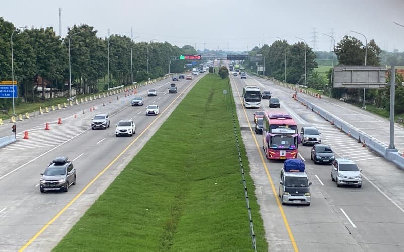 Arus Mudik Padat, Korlantas Berlakukan One Way Sepenggal dari KM 70 Sampai KM 263 Sore Ini Arus Mudik Padat, Korlantas Berlakukan One Way Sepenggal dari KM 70 Sampai KM 263 Sore Ini