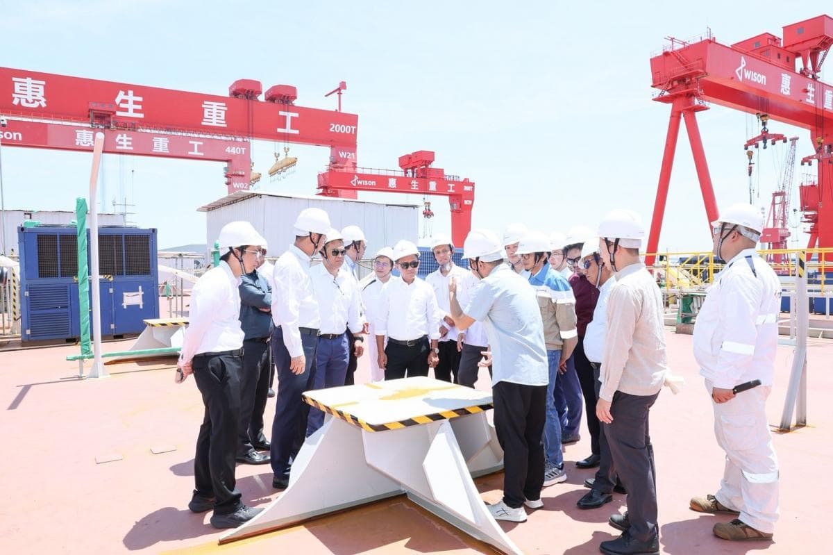 Bahlil Tinjau Fasilitas LNG Terapung Raksasa RI di China, Ditargetkan Kelar 2027 Bahlil Tinjau Fasilitas LNG Terapung Raksasa RI di China, Ditargetkan Kelar 2027