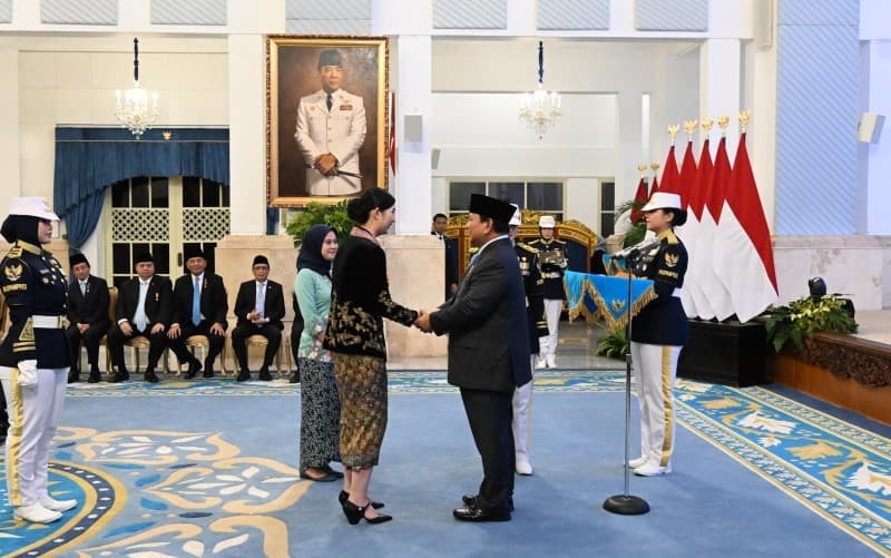 Prabowo Anugerahkan Tanda Kehormatan kepada Carina Joe, Ilmuwan RI di Balik Vaksin Covid-19 Prabowo Anugerahkan Tanda Kehormatan kepada Carina Joe, Ilmuwan RI di Balik Vaksin Covid-19