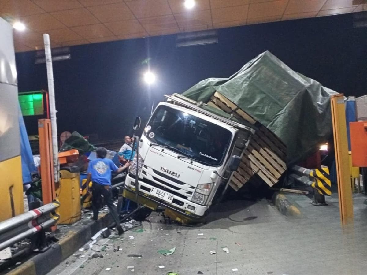 Truk Rem Blong Tabrak Gerbang Tol Ciawi 2, Satu Korban Luka Ringan Truk Rem Blong Tabrak Gerbang Tol Ciawi 2, Satu Korban Luka Ringan