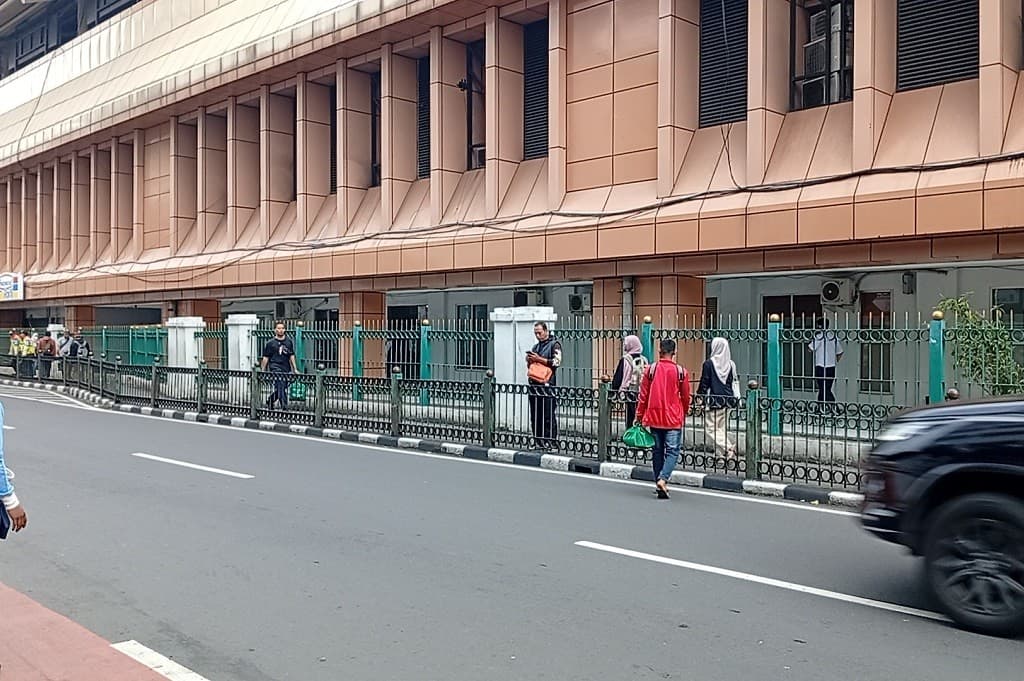Pemprov DKI Buka Akses Pintu Timur Stasiun Cikini, Kini Penumpang Tak Perlu Mutar Jauh Pemprov DKI Buka Akses Pintu Timur Stasiun Cikini, Kini Penumpang Tak Perlu Mutar Jauh