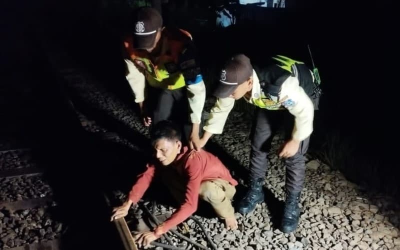 KAI Tangkap Pencuri Kabel di Jalur Stasiun Cikarang-Tambun KAI Tangkap Pencuri Kabel di Jalur Stasiun Cikarang-Tambun