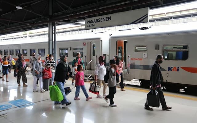 Long Weekend Hari Lahir Pancasila, Penjualan Tiket Kereta Tembus 1,3 Juta Long Weekend Hari Lahir Pancasila, Penjualan Tiket Kereta Tembus 1,3 Juta