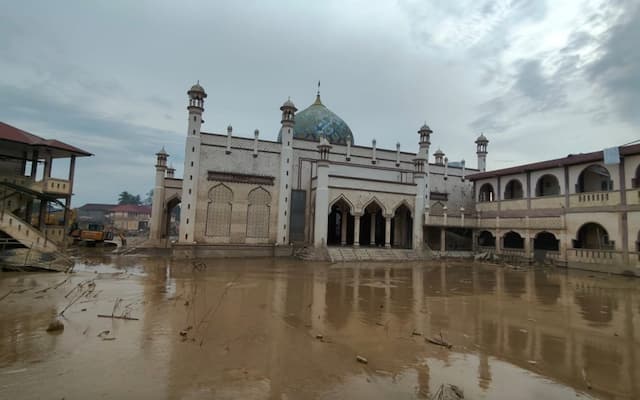 Listrik di 15 Masjid Pulih, Azan Kembali Menggema di Langit Aceh Listrik di 15 Masjid Pulih, Azan Kembali Menggema di Langit Aceh