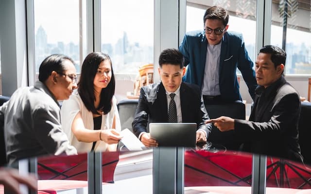 Strategi Efektif untuk Memperkuat Hubungan Internal Perusahaan Strategi Efektif untuk Memperkuat Hubungan Internal Perusahaan