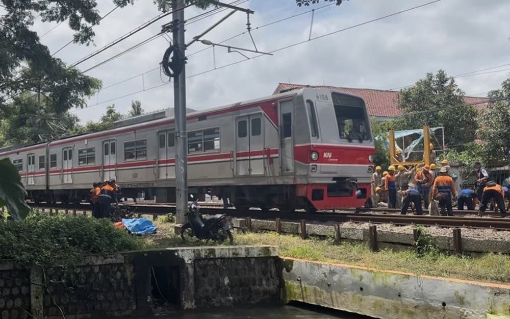KA Bandara Tertemper Truk, KAI Minta Pengguna Jalan Disiplin di Pintu Perlintasan KA Bandara Tertemper Truk, KAI Minta Pengguna Jalan Disiplin di Pintu Perlintasan